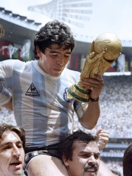 Diego Armando Maradona - Страница 3 Ea2da7162673224